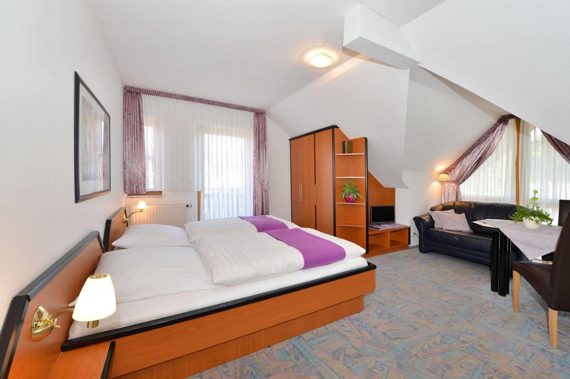 Rhoen-Hotel Sonnenhof - Restaurant & Cafe Poppenhausen Ngoại thất bức ảnh